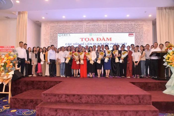 Ban tổ chức chụp hình lưu niệm cùng khách mời tại tọa đàm.