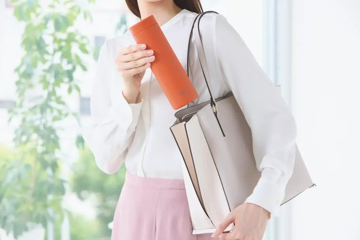 Chủ động bổ sung nước có thể giúp bạn cảm thấy dễ chịu hơn trong hành trình dài