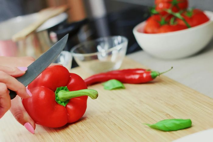 Việc chần ớt chuông trong nhiều nước rồi đổ bỏ nước có thể làm thất thoát một phần vitamin C