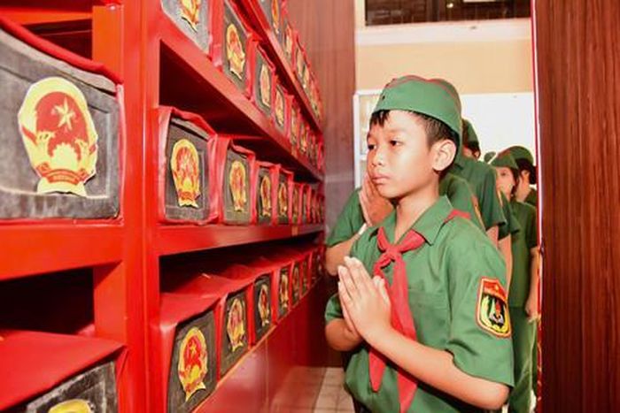 Các em học sinh Trường Thiếu sinh quân miền Nam dâng hương tưởng niệm các anh hùng liệt sĩ