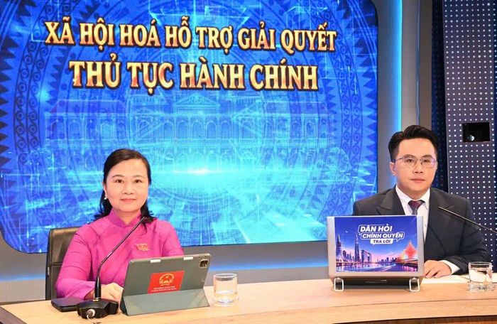 Trưởng Ban Pháp chế HĐND TPHCM Phạm Quỳnh Anh (trái) điều hành