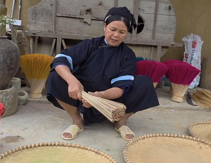  Hương Phja Thắp của đồng bào Nùng An, xóm Quốc Tuấn, xã Quảng Uyên được làm hoàn toàn từ nhiều loại cây trong tự nhiên, an toàn cho người sử dụng. 
