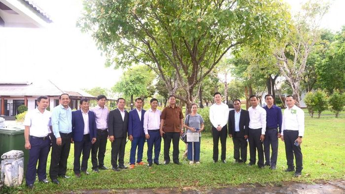 Biểu tượng xanh cho tình đoàn kết keo sơn: Đoàn công tác huyện Lạ Màm đến thăm khu vực trồng cây lưu niệm, khẳng định mối quan hệ gắn bó bền chặt giữa hai địa phương.