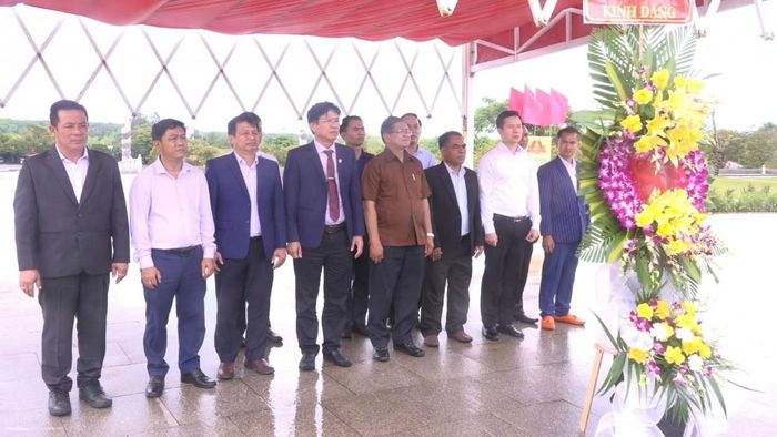 Đoàn công tác huyện Lạ Màm (tỉnh Sê Kông, Lào) cùng lãnh đạo phường Tam Kỳ thực hiện nghi thức dâng hoa, dâng hương tại Tượng đài Mẹ Việt Nam Anh hùng Nguyễn Thị Thứ.