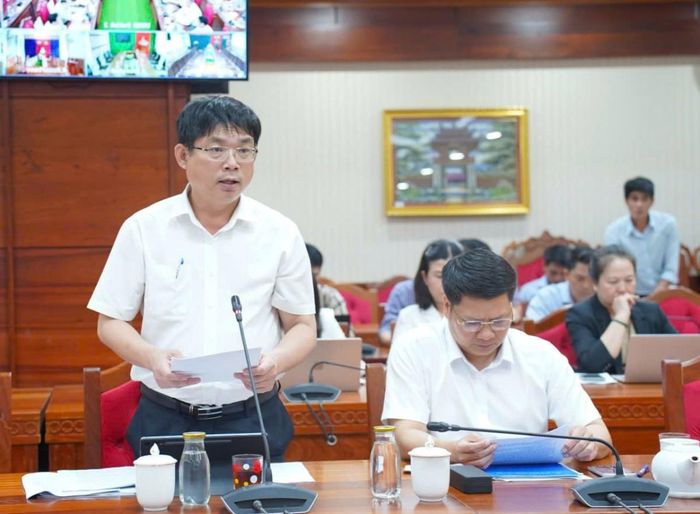 Ông Huỳnh Gia Hoàng, Phó Giám đốc Sở Tài chính thông tin về tình hình giải ngân các nguồn vốn trong hội nghị.