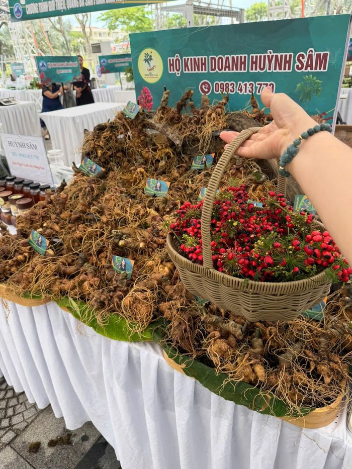 Sản phẩm sâm Ngọc Linh và dược liệu Nam Trà My. Hạt sâm Ngọc Linh cũng có giá trị kinh tế cao trên thị trường.