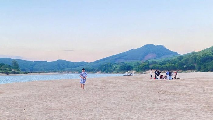 Nơi bãi cát mịn màng ôm lấy dòng Thu Bồn xanh trong.