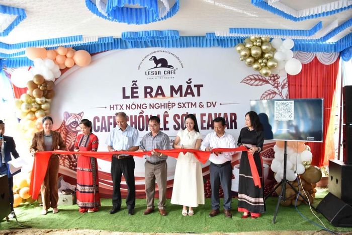 Lãnh đạo UBND xã Ea Kar và thành viên HTX cắt băng khánh thành lễ ra mắt HTX Nông nghiệp Sản xuất Thương mại và Dịch vụ Cà phê Chồn Lê Sơn.