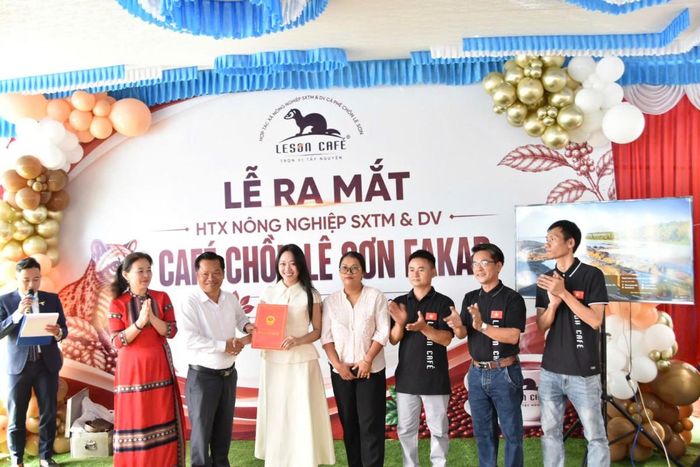 Ông Trần Duy Trường Trưởng phòng Kinh tế xã Ea Kar trao quyết định cho HTX Nông nghiệp Sản xuất Thương mại và Dịch vụ Cà phê Chồn Lê Sơn.