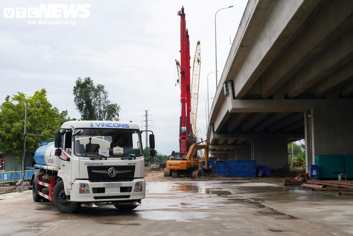 Sau hơn 2 tháng khởi công, các hạng mục ban đầu đang được triển khai đồng thời. Công tác san nền, đào đắp được thực hiện song song với khoan cọc và chuẩn bị kết cấu móng.