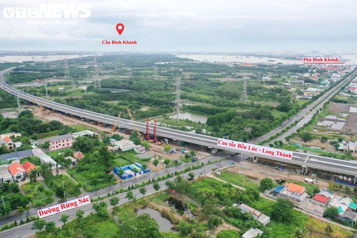 Ghi nhận của PV Báo Điện tử VTC News, không khí thi công tại dự án nút giao Rừng Sác những ngày giữa tháng 9 diễn ra khẩn trương. Hàng loạt máy móc, thiết bị cơ giới liên tục hoạt động, trong khi công nhân được bố trí tại nhiều khu vực để triển khai các hạng mục cùng lúc.