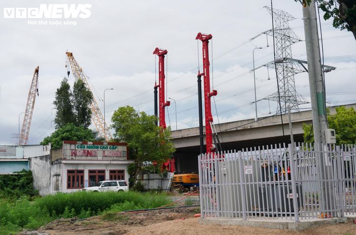 Việc tổ chức nhiều mũi thi công trên cùng mặt bằng giúp các hạng mục được thực hiện song song, thay vì chờ hoàn thành từng phần việc mới chuyển sang công đoạn tiếp theo.