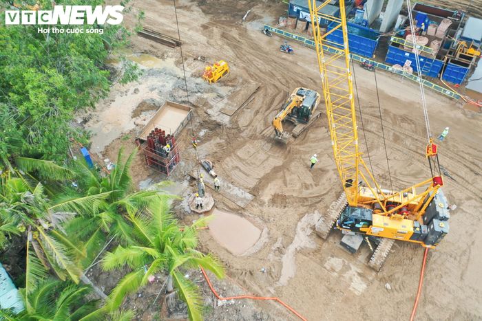 Nhiều mũi thi công được triển khai dọc hai bên đường dẫn cầu cạn Bình Khánh và Phước Khánh. Máy móc được bố trí sát các khu vực thi công, tạo nên cảnh tượng nhộn nhịp trên công trường rộng lớn.