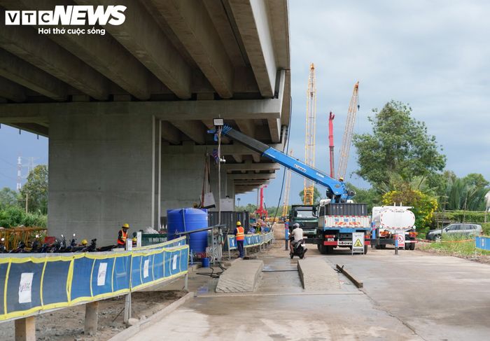Dự án được triển khai theo hình thức tổng thầu EPC, bao gồm khảo sát, thiết kế bản vẽ thi công, cung cấp thiết bị và xây lắp công trình. Theo bảng thông tin dự án đặt tại công trường, công trình dự kiến hoàn thành vào tháng 7/2027. Như vậy, thời gian thi công dự kiến khoảng một năm kể từ thời điểm khởi công.
