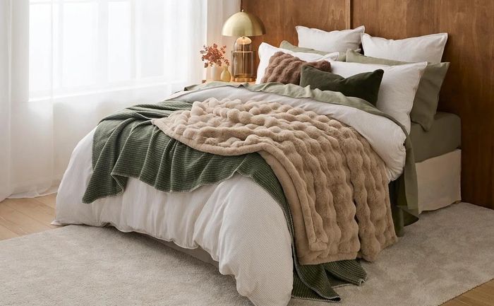 Việc không gấp chăn ngay sau khi dậy đem đến những lợi ích ít ai ngờ. (Ảnh: Bedsure)
