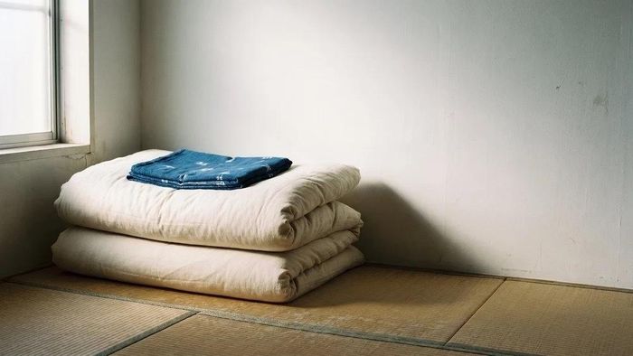 Gấp chăn ngay sau khi dạy có thể gây ẩm mốc. (Ảnh: JP)