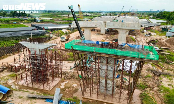 Đến cuối tháng 8/2026, nhà thầu đã hoàn thành toàn bộ 80 cọc khoan nhồi tại hai trụ tháp chính. Phần cầu dẫn đã thi công 1.902/2.315 cọc và đúc 257/2.165 phiến dầm Super T.