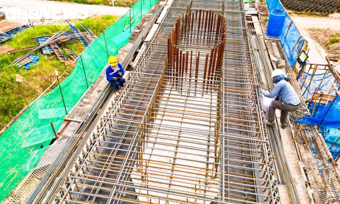 Tại công trường, công nhân các nhà thầu đang triển khai nhiều hạng mục từ khoan cọc nhồi, gia công cốt thép đến thi công kết cấu cầu.