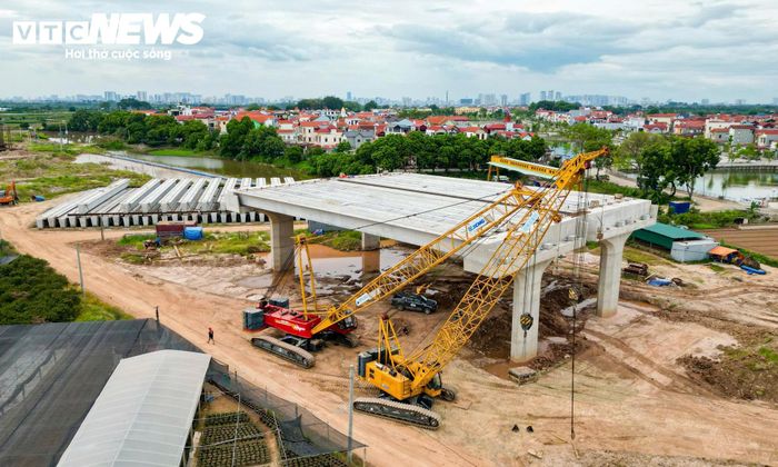 Theo kế hoạch ban đầu, dự án được xác định hoàn thành vào năm 2028. Tuy nhiên, Hà Nội đang đẩy nhanh tiến độ các dự án cầu vượt sông Hồng, hướng tới mục tiêu hoàn thành trước APEC 2027. 