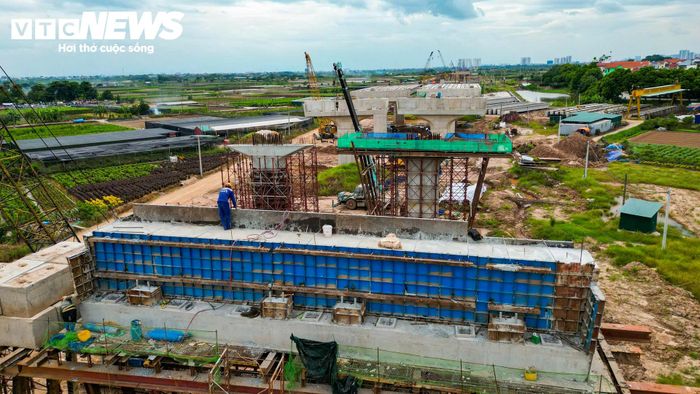 Theo thiết kế, cầu chính vượt sông Hồng dài khoảng 680m, rộng khoảng 38,3m, đáp ứng quy mô 6 làn xe cơ giới và 2 làn xe hỗn hợp. 