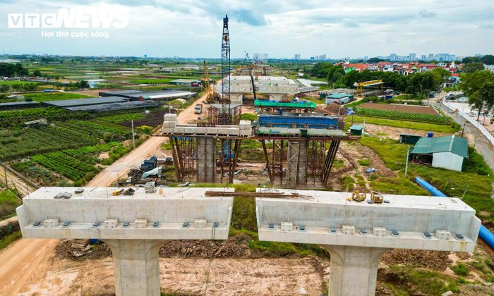 Tại khu vực xã Bát Tràng, nhiều phiến dầm cầu cạn đã được đúc và lắp đặt. Bãi đúc dầm quy mô lớn được sử dụng để phục vụ thi công các nhịp cầu cạn của dự án.