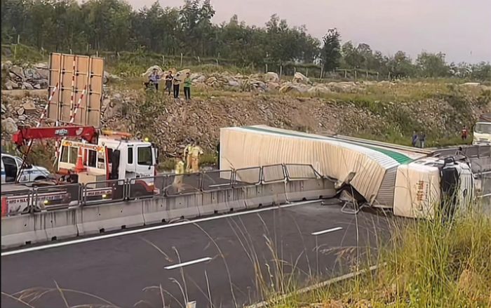 Chiếc xe container lật trên cao tốc Vĩnh Hảo - Phan Thiết.