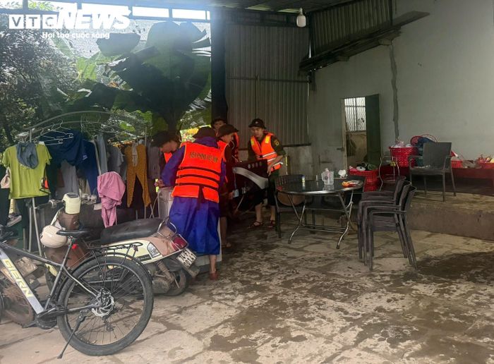 Lực lượng chức năng đang giúp người dân di dời tài sản có giá trị đến nơi an toàn.