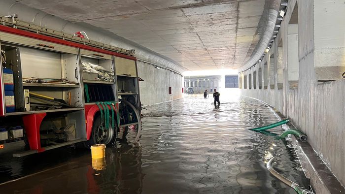 Mưa lớn kéo dài và máy bơm không đáp ứng kịp được cho là lý do gây ngập tại các hầm chui.
