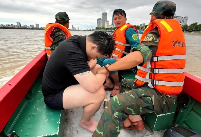 Nam thanh niên đuối nước được bộ đội cứu kịp thời. (Ảnh: Q.S)