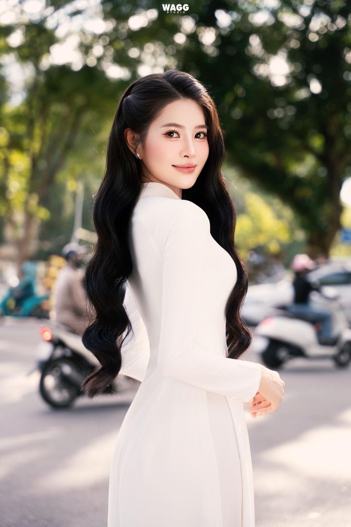 Bắt đầu làm người mẫu tự do từ năm 19 tuổi, Thu Hiền có gần 6 năm làm quen với công việc trước ống kính và sân khấu. Cô từng giành danh hiệu Á khôi Miss VNUA 2023, Người đẹp Áo dài Đất Tổ 2026 trước khi tiếp tục thử sức tại Hoa khôi Hà Nội 2026.