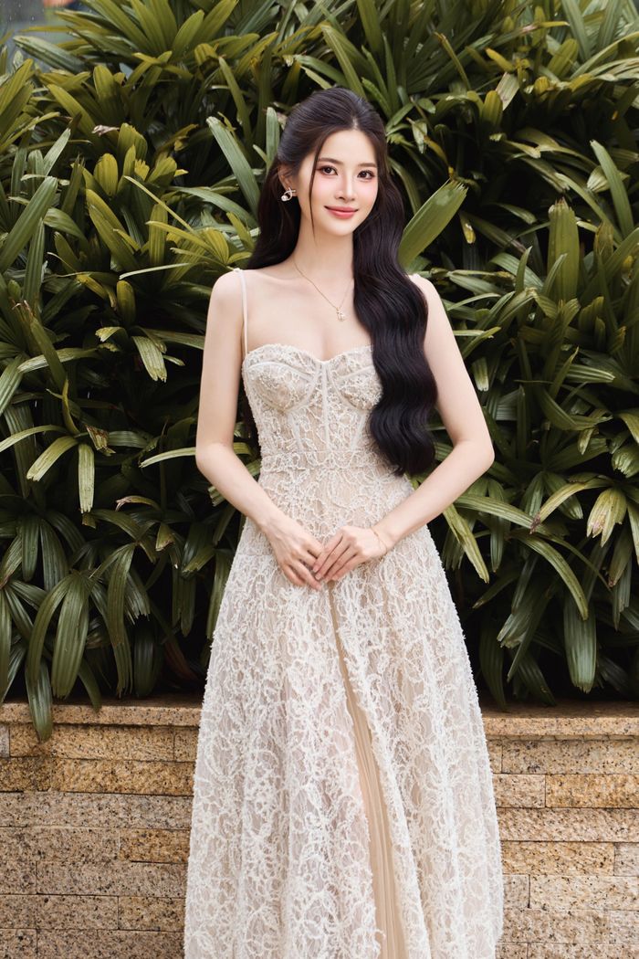Thu Hiền từng tích cực tham gia công tác Đoàn khi còn là sinh viên và hiện là Đại biểu HĐND xã Tam Dương Bắc, Phú Thọ, nhiệm kỳ 2026-2031. Công việc ở các lĩnh vực khác nhau khiến lịch trình của cô khá bận rộn, nhưng cũng giúp người đẹp có thêm những trải nghiệm ngoài môi trường nghệ thuật.