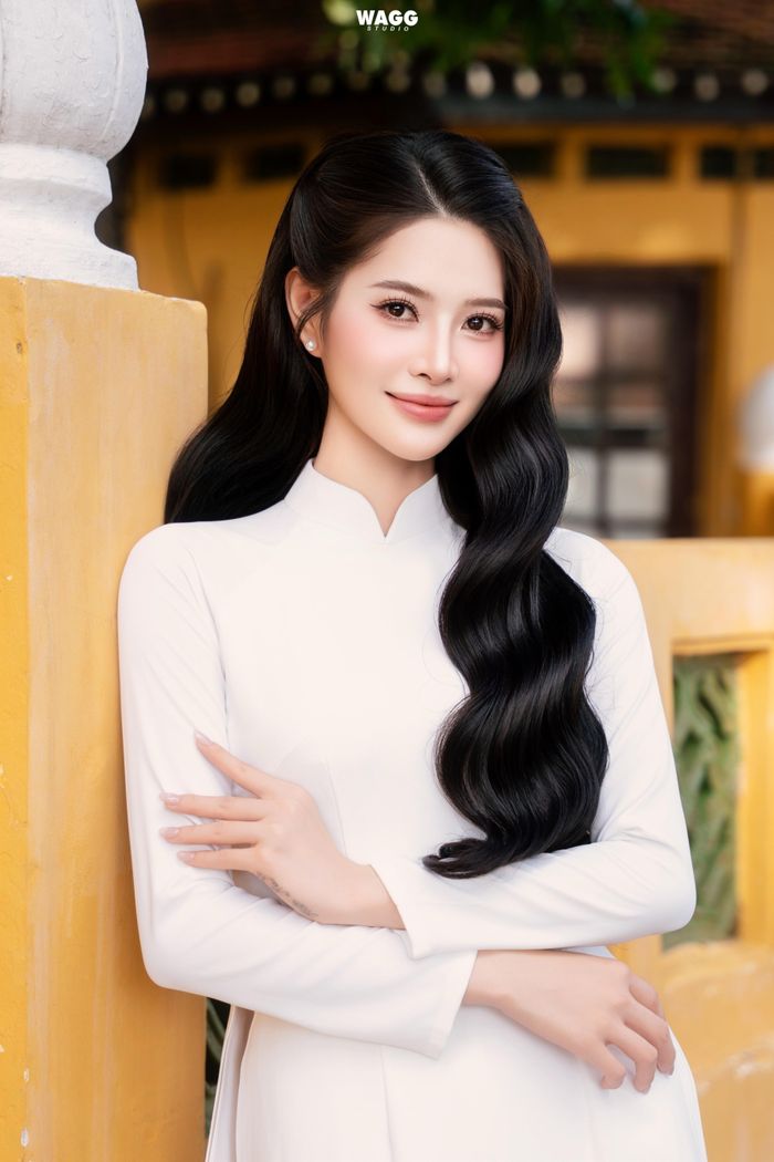 Thu Hiền sở hữu vẻ đẹp ngọt ngào, trong trẻo với đường nét mềm mại và gương mặt thanh tú. Phong cách của cô cũng thiên về sự nữ tính, thanh lịch.