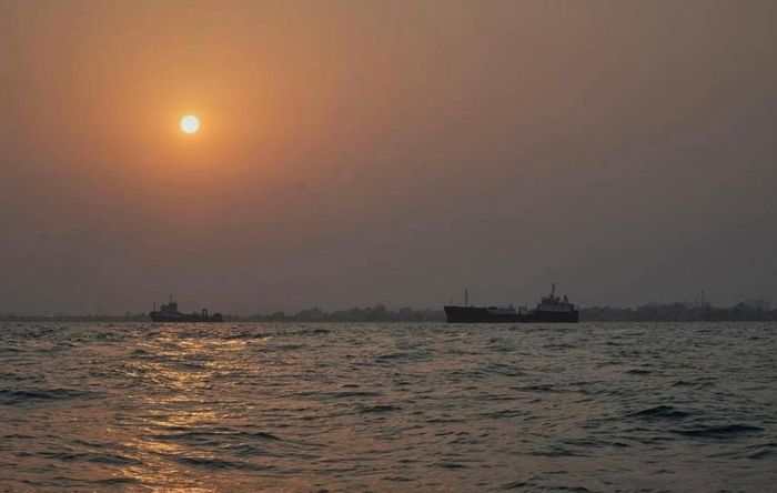  Tàu thuyền trên eo biển Hormuz. (Ảnh: AP)
