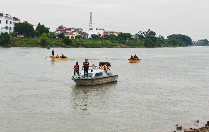 Đến 14h30 ngày 13/9, các lực lượng vẫn đang tập trung tìm kiếm Thiếu tá Trần Văn Tùng và nam thanh niên mất tích. (Ảnh: Khánh Linh)