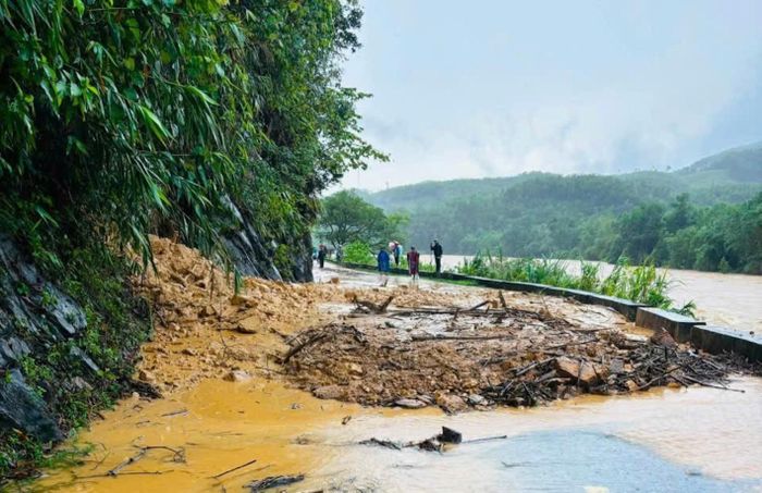 Sạt lở tại một đoạn đường trên tuyến quốc lộ 49 nối vùng cao A Lưới về trung tâm TP Huế