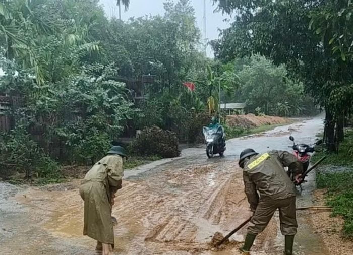 Lực lượng công an xã ở Huế luôn bám sát địa bàn, dọn bùn, giúp dân di chuyển an toàn ở vùng ngập lụt