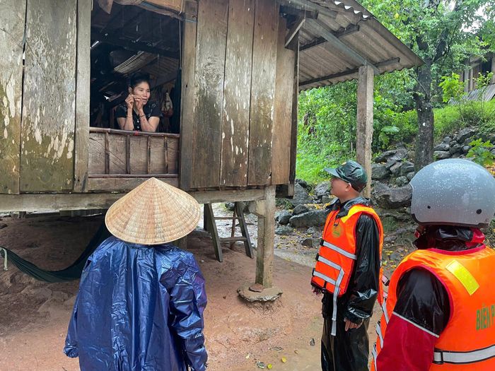 Bộ đội Biên phòng Quảng Trị cũng vào từng thôn bản để vận động người dân vùng có thể sạt lở, ngập lụt đến nơi tránh trú an toàn
