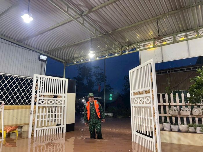 Từ sáng sớm 13/19, nước lũ cũng bắt đầu tràn vào nhiều nhà dân tại xã Lao Bảo (Quảng Trị)