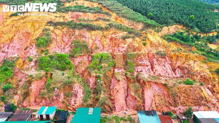 Đất đá từ trên đỉnh đồi trượt xuống bên dưới, nhiều vết nứt nẻ, đất đá đứt đoạn phân tầng nằm chênh vênh ngay trên đầu khu dân cư đe dọa đến an toàn của bà con sống tại đây cả ngày lẫn đêm.