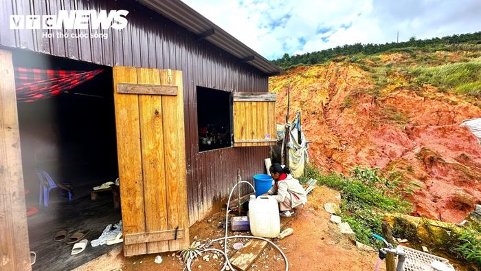 Người dân sống tại đây cho biết, khoảng 1 tháng nay mưa lớn kéo dài, đất đá phía sau nhà từ trên núi chảy xuống ngày càng nhiều khiến họ lo lắng.