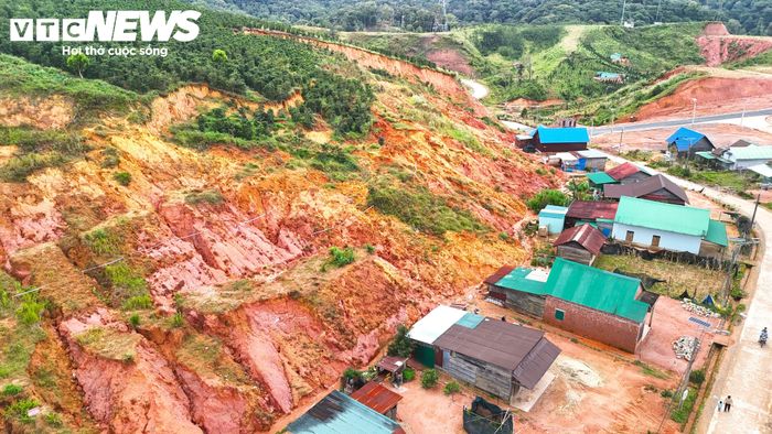 Theo ông Kiên, trong số 13 hộ có một số dời về nhà người thân ở tạm, số còn lại thuê nhà để ở. Xã chi trả tiền thuê nhà và cung cấp lương thực, thực phẩm cho các hộ dân bị ảnh hưởng do tình trạng sạt lở đất tại khu dân cư thôn Đưng K’Nớ 5.