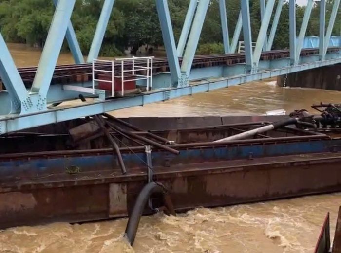 Vị trí sà lan mắc cạn dưới cầu đường sắt Mỹ Chánh (xã Nam Hải Lăng, tỉnh Quảng Trị). (Ảnh: Hồ Minh Thuấn)