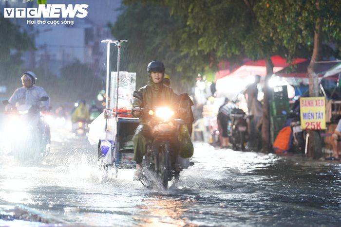 Theo Đài Khí tượng thủy văn Nam Bộ, mực nước chiều 13/9 tại nhiều trạm trên hệ thống sông Sài Gòn - Đồng Nai đồng loạt vượt báo động 3.