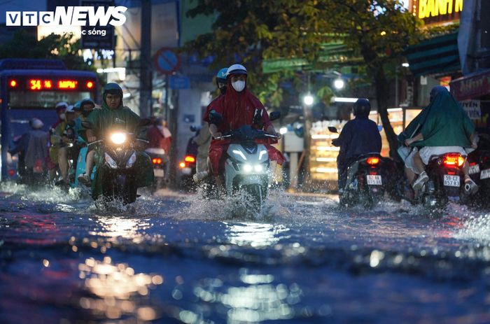 Cơ quan khí tượng cảnh báo mưa lớn kết hợp triều cường có thể gây ngập sâu, diện rộng, đặc biệt tại các khu vực trũng thấp, ven sông, ảnh hưởng đến giao thông và hoạt động kinh tế - xã hội trên địa bàn TP.HCM. Mức độ rủi ro thiên tai do triều cường tại khu vực hạ lưu sông Sài Gòn được xác định ở cấp độ 2.