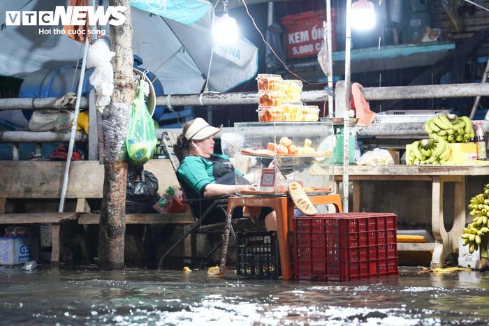 Bà Nguyễn Thị Tình (ngụ phường Tân Thuận) cho biết, những ngày triều cường dâng cao, cộng thêm mưa lớn, việc buôn bán của gia đình gặp nhiều khó khăn. “Mưa rồi ngập, ai cũng vội về nhà. Tình hình ngập do triều cường chúng tôi đã quá quen nhưng thật sự mà nói rất mong lực lượng chức năng có biện pháp hỗ trợ người dân để yên tâm sinh sống, làm ăn”, bà Tình nói.