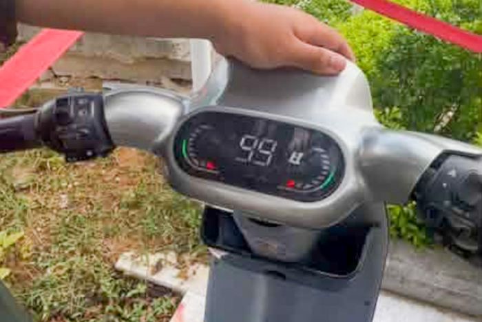 Cụm đồng hồ của chiếc xe sau khi độ IC có mức hiển thị tốc độ tối đa tới 99 km/h. (Ảnh: Công an tỉnh Lào Cai)