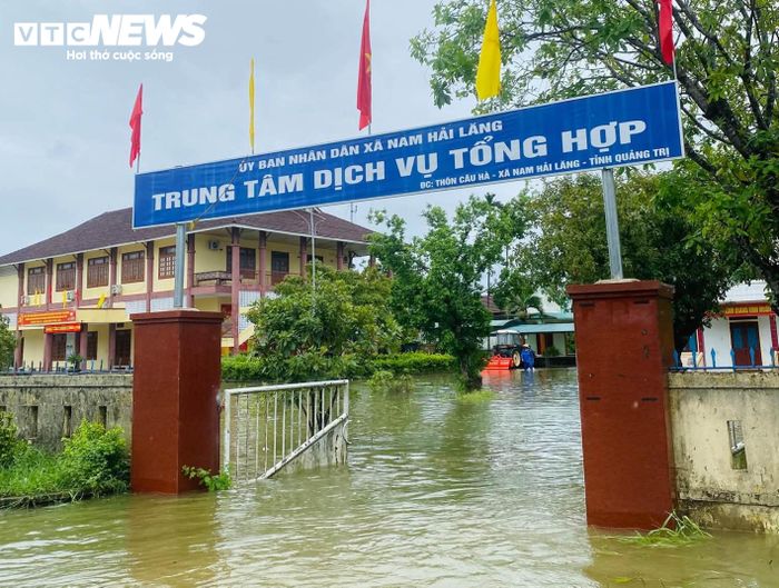 Ghi nhận của PV Báo Điện tử VTC News chiều muộn ngày 13/9 tại thôn Câu Hà (xã Nam Hải Lăng, tỉnh Quảng Trị - một trong những “rốn lũ” của Quảng Trị) mưa lớn làm nước sông Ô Lâu dâng cao gây ra tình trạng ngập úng nghiêm trọng tại địa phương này. (Ảnh: Ánh Hằng)