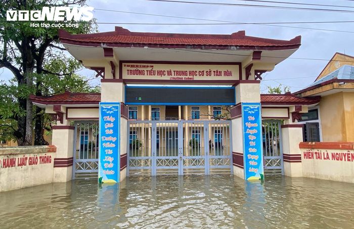 Nước lũ dâng cao, tràn vào sân trường và một số phòng học tầng 1 tại điểm trường chính Trường Tiểu học và THCS Tân Hòa (xã Nam Hải Lăng). (Ảnh: Ánh Hằng) 