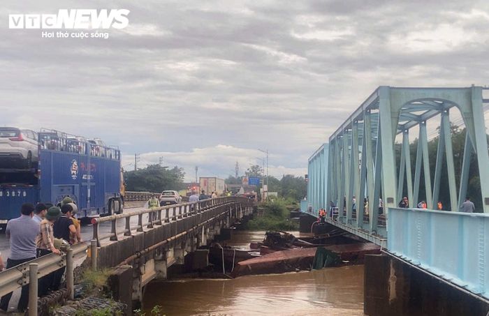 Hiện các lực lượng đang duy trì quân số, phương tiện tại hiện trường, tổ chức cảnh giới, bảo đảm an toàn khu vực; đồng thời khẩn trương triển khai các giải pháp nhằm hạn chế nguy cơ ảnh hưởng đến kết cấu cầu đường sắt Mỹ Chánh và các công trình lân cận. (Ảnh: Trần Minh Hạnh)