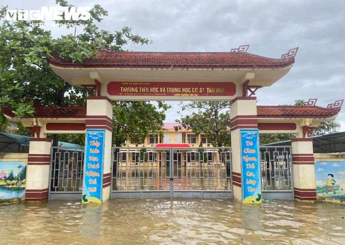 Tại điểm trường thôn Câu Hà nước lũ cũng tràn vào sân trường. (Ảnh: Ánh Hằng)